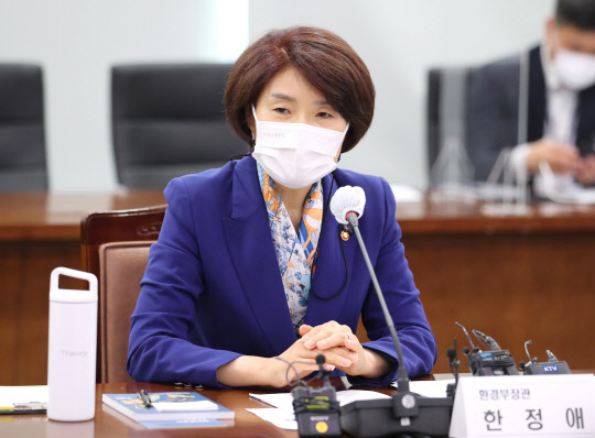 한정애 환경부 장관이 10일 오전 세종시 정부세종청사에서 2050 탄소중립 이행계획, 미세먼지 저감 대책 등을 주제로 열린 출입기자단 간담회에서 인사말하고 있다. 연합뉴스